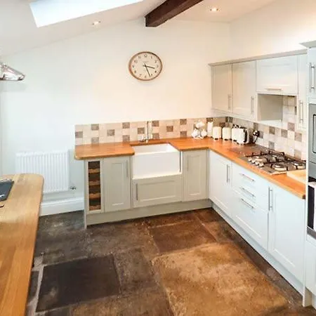 Weavers Cottage, Carnforth * Kirkby Lonsdale